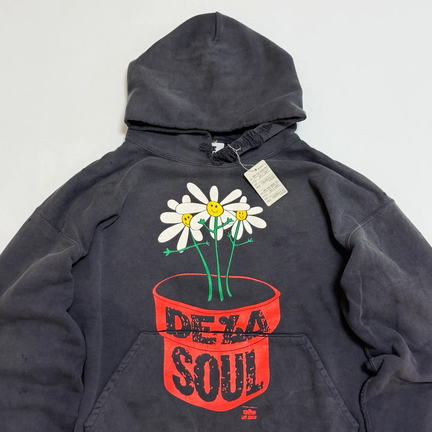 SAINT Mxxxxxx × DE LA SOUL DLS_HOODIE/DE LA SOUL/BLK DE LA SOUL co-branded potted plant destruction hoodie, washed black S-XL, a very important hoodie this season. It embodies the brand philosophy through the humorous potted plant and slogan design. In addition, through a large number of hand-made fraying, cutting and other damage processing, as well as heavy washing and oxidative fading treatment, a perfect Vintage effect is created. Original mold opening Customized co-branded main mark and wash water mark, correct version